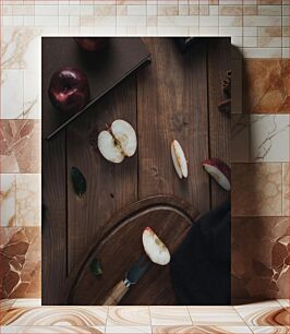 Πίνακας, Apple Slices on Wooden Table Φέτες μήλου σε ξύλινο τραπέζι