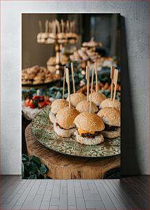 Πίνακας, Assorted Mini Burgers on Display Διάφορα μίνι μπιφτέκια στην οθόνη