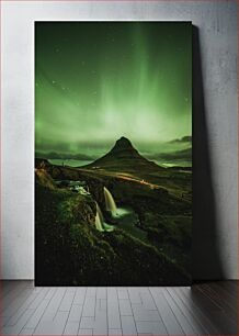 Πίνακας, Aurora over Mountain and Waterfall Aurora πάνω από το βουνό και τον καταρράκτη