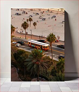 Πίνακας, Beachfront Road with Trolley and Palm Trees Παραθαλάσσιος δρόμος με τρόλεϊ και φοίνικες