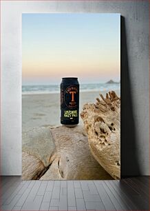 Πίνακας, Beer Can on Driftwood by the Sea Δοχείο μπύρας στο Driftwood by the Sea