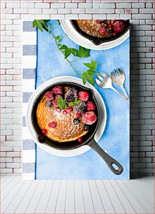 Πίνακας, Berry Pancake in Skillet Τηγανίτα μούρων στο τηγάνι