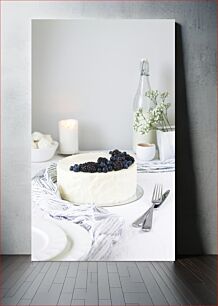 Πίνακας, Berry Topped Cake with Elegant Table Setting Τούρτα με μούρα με κομψή ρύθμιση τραπεζιού