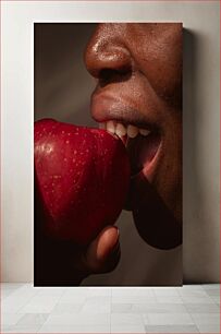 Πίνακας, Biting into a Red Apple Δάγκωμα σε ένα κόκκινο μήλο