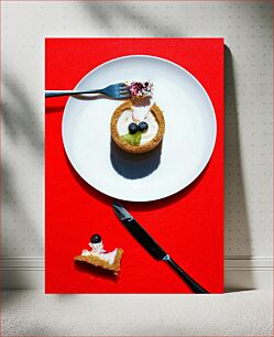 Πίνακας, Blueberry Cheesecake on Red Background Cheesecake βατόμουρου σε κόκκινο φόντο