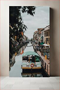 Πίνακας, Boat on a Canal in a Busy City Βάρκα σε ένα κανάλι σε μια πολυσύχναστη πόλη