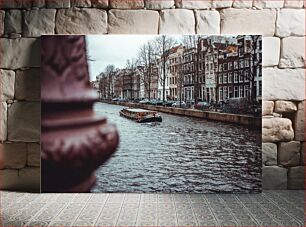 Πίνακας, Boat on a Canal in a City Βάρκα σε ένα κανάλι σε μια πόλη