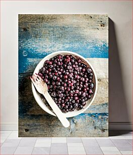 Πίνακας, Bowl of Berries on Wooden Surface Μπολ με μούρα σε ξύλινη επιφάνεια