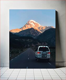 Πίνακας, Car on Road with Mountain View Αυτοκίνητο στο δρόμο με θέα στο βουνό