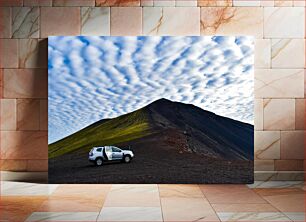 Πίνακας, Car on Scenic Hill under Cloudy Sky Αυτοκίνητο στο Scenic Hill κάτω από το συννεφιασμένο ουρανό