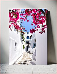 Πίνακας, Charming White Alley with Vibrant Pink Flowers Γοητευτικό Λευκό Σοκάκι με ζωηρά ροζ λουλούδια