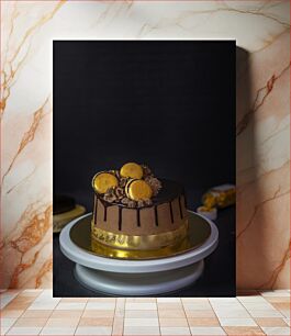 Πίνακας, Chocolate Cake with Gold Macarons Κέικ σοκολάτας με χρυσά μακαρόν