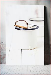 Πίνακας, Chocolate Covered Marshmallow on Enamel Mug Marshmallow με επικάλυψη σοκολάτας σε κούπα από σμάλτο