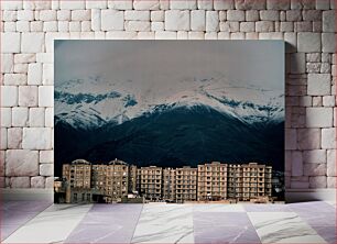 Πίνακας, City Buildings Against Mountain Backdrop Κτίρια πόλεων με φόντο το βουνό