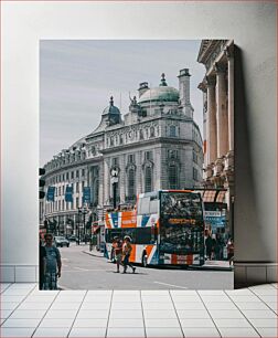 Πίνακας, City Tour Bus in a Vibrant Street Λεωφορείο ξενάγησης πόλης σε μια ζωντανή οδό