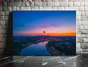 Πίνακας, Cityscape at Sunset with Hot Air Balloon Αστικό τοπίο στο ηλιοβασίλεμα με αερόστατο