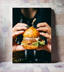 Πίνακας, Close-up of a Delicious Burger Κοντινό πλάνο ενός νόστιμου μπιφτέκι