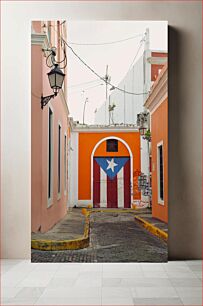 Πίνακας, Colorful Urban Alley with Flag Art Πολύχρωμο αστικό δρομάκι με τέχνη με σημαία