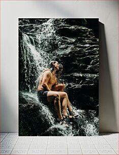 Πίνακας, Couple Enjoying a Waterfall Ζευγάρι που απολαμβάνει έναν καταρράκτη