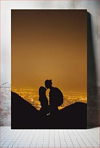 Πίνακας, Couple Kissing at Sunset Overlooking City Ζευγάρι που φιλιέται στο ηλιοβασίλεμα με θέα στην πόλη