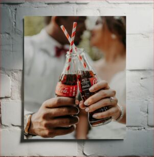 Πίνακας, Couple Toasting with Coca-Cola Bottles Ζευγάρι που φρυγανίζει με μπουκάλια Coca-Cola