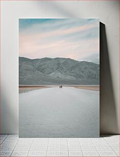 Πίνακας, Couple Walking in Desert Landscape Ζευγάρι που περπατά στο έρημο τοπίο