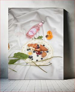 Πίνακας, Croissant with Berries and Rose Lemonade Κρουασάν με μούρα και τριαντάφυλλο λεμονάδα