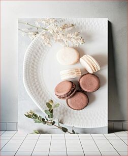 Πίνακας, Delicate Macarons on White Plate Λεπτά μακαρόν σε λευκό πιάτο
