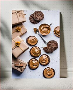 Πίνακας, Delicious Caramel Cookies and Wrapped Gifts Λαχταριστά μπισκότα καραμέλας και τυλιγμένα δώρα