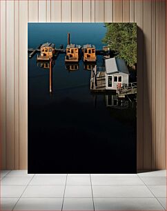 Πίνακας, Docked Houseboats on a Calm Lake Ελλιμενισμένα πλοιάρια σε μια ήρεμη λίμνη