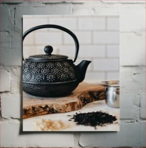 Πίνακας, Elegant Black Teapot with Tea Leaves Κομψή μαύρη τσαγιέρα με φύλλα τσαγιού