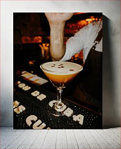 Πίνακας, Elegant Cocktail at a Bar Κομψό κοκτέιλ σε μπαρ