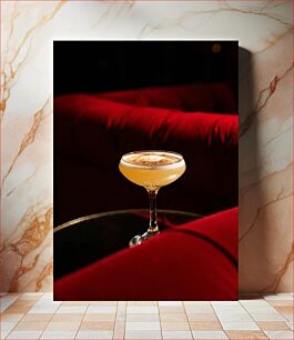 Πίνακας, Elegant Cocktail on Red Sofa Κομψό κοκτέιλ σε κόκκινο καναπέ