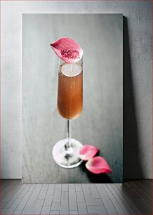 Πίνακας, Elegant Drink with Flower Petals Κομψό ρόφημα με πέταλα λουλουδιών