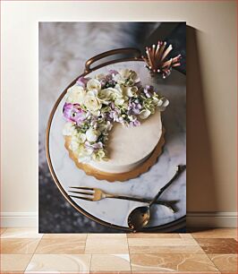 Πίνακας, Floral Decorated Cake on Elegant Table Διακοσμημένη με λουλούδια τούρτα σε κομψό τραπέζι