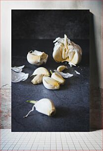 Πίνακας, Fresh Garlic on Dark Surface Φρέσκο ​​σκόρδο σε σκοτεινή επιφάνεια