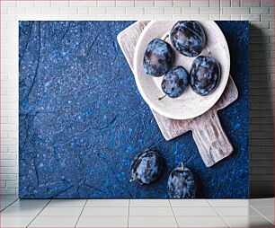 Πίνακας, Fresh Plums on Rustic Cutting Board Φρέσκα δαμάσκηνα σε ρουστίκ ξύλο κοπής