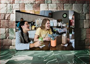 Πίνακας, Friends Enjoying Drinks at a Cafe Φίλοι που απολαμβάνουν το ποτό σε ένα καφέ