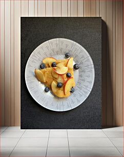 Πίνακας, Fruit-Topped Pancakes on Decorative Plate Τηγανίτες με επικάλυψη φρούτων σε διακοσμητικό πιάτο