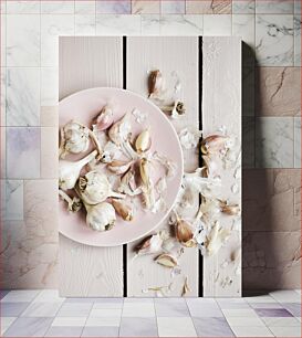 Πίνακας, Garlic Cloves on Pink Plate Σκελίδες σκόρδο σε ροζ πιάτο