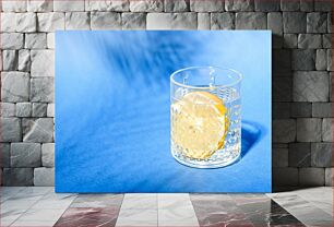 Πίνακας, Glass with Lemon Slice on Blue Background Ποτήρι με φέτα λεμονιού σε μπλε φόντο