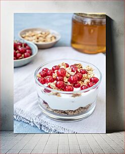 Πίνακας, Granola and Yogurt with Fresh Red Berries Granola και γιαούρτι με φρέσκα κόκκινα μούρα