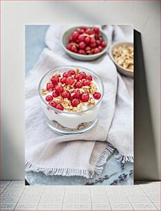 Πίνακας, Granola with Red Berries and Yogurt Granola με κόκκινα μούρα και γιαούρτι