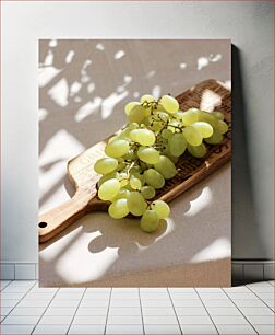 Πίνακας, Grapes on Wooden Cutting Board Σταφύλια σε ξύλινη σανίδα κοπής