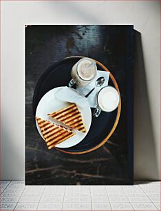 Πίνακας, Grilled Sandwich and Beverage on Wooden Table Ψητό σάντουιτς και ποτό σε ξύλινο τραπέζι