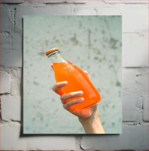 Πίνακας, Hand Holding a Bottle of Orange Soda Χέρι που κρατά ένα μπουκάλι πορτοκαλί σόδα