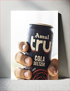 Πίνακας, Hand Holding a Can of Cola Seltzer Χέρι που κρατά ένα κουτάκι Cola Seltzer