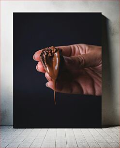 Πίνακας, Hand Holding a Chocolate Dessert Χέρι που κρατά ένα επιδόρπιο σοκολάτας