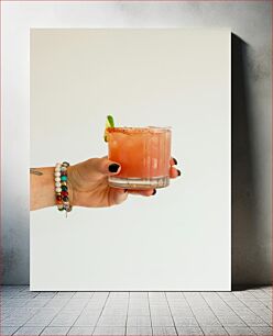 Πίνακας, Hand Holding a Cocktail Χέρι που κρατά ένα κοκτέιλ