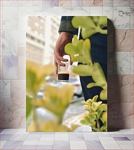 Πίνακας, Hand holding a coffee cup in an urban setting Χέρι που κρατά ένα φλιτζάνι καφέ σε ένα αστικό περιβάλλον